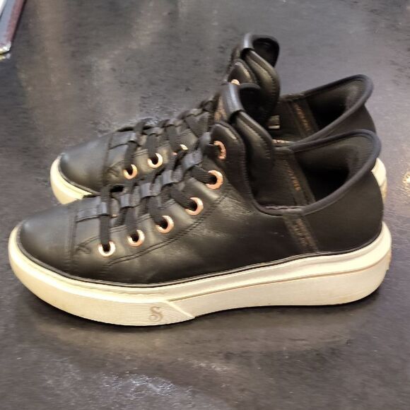 Skechers Black Sneakers with Classic Low-Top Design - Picture 4 of 5